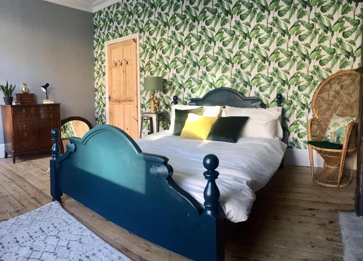 Luminous 3-storey Period Townhouse, Steps From The Beach Holiday home