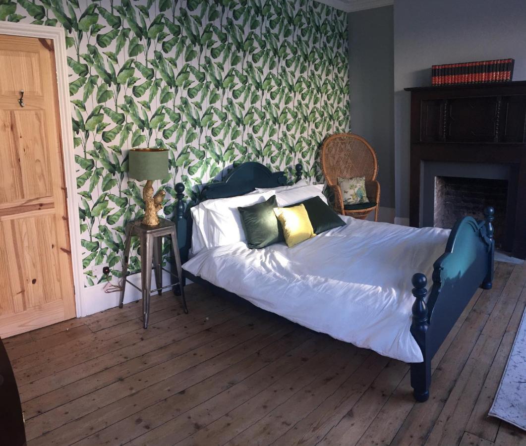 Luminous 3-storey Period Townhouse, Steps From The Beach Holiday home