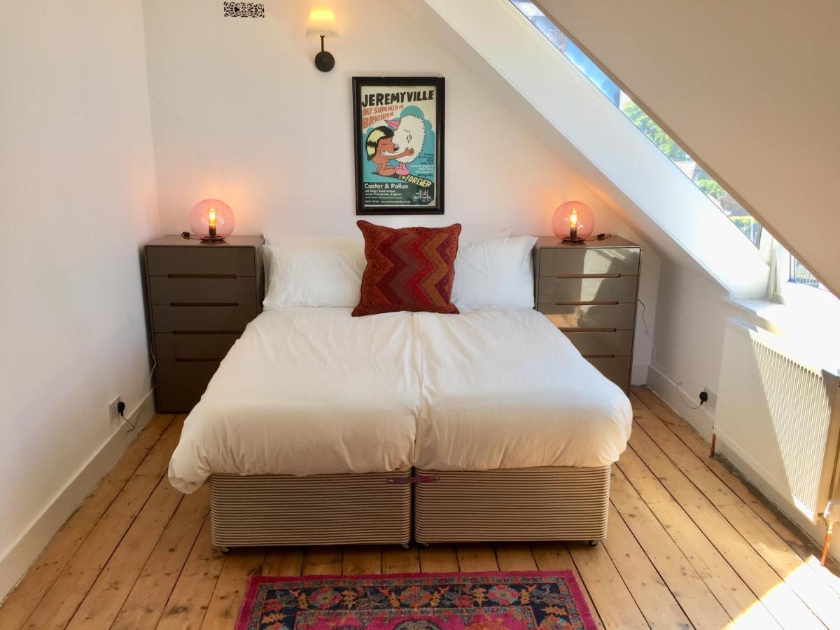 Luminous 3-storey Period Townhouse, Steps From The Beach Holiday home